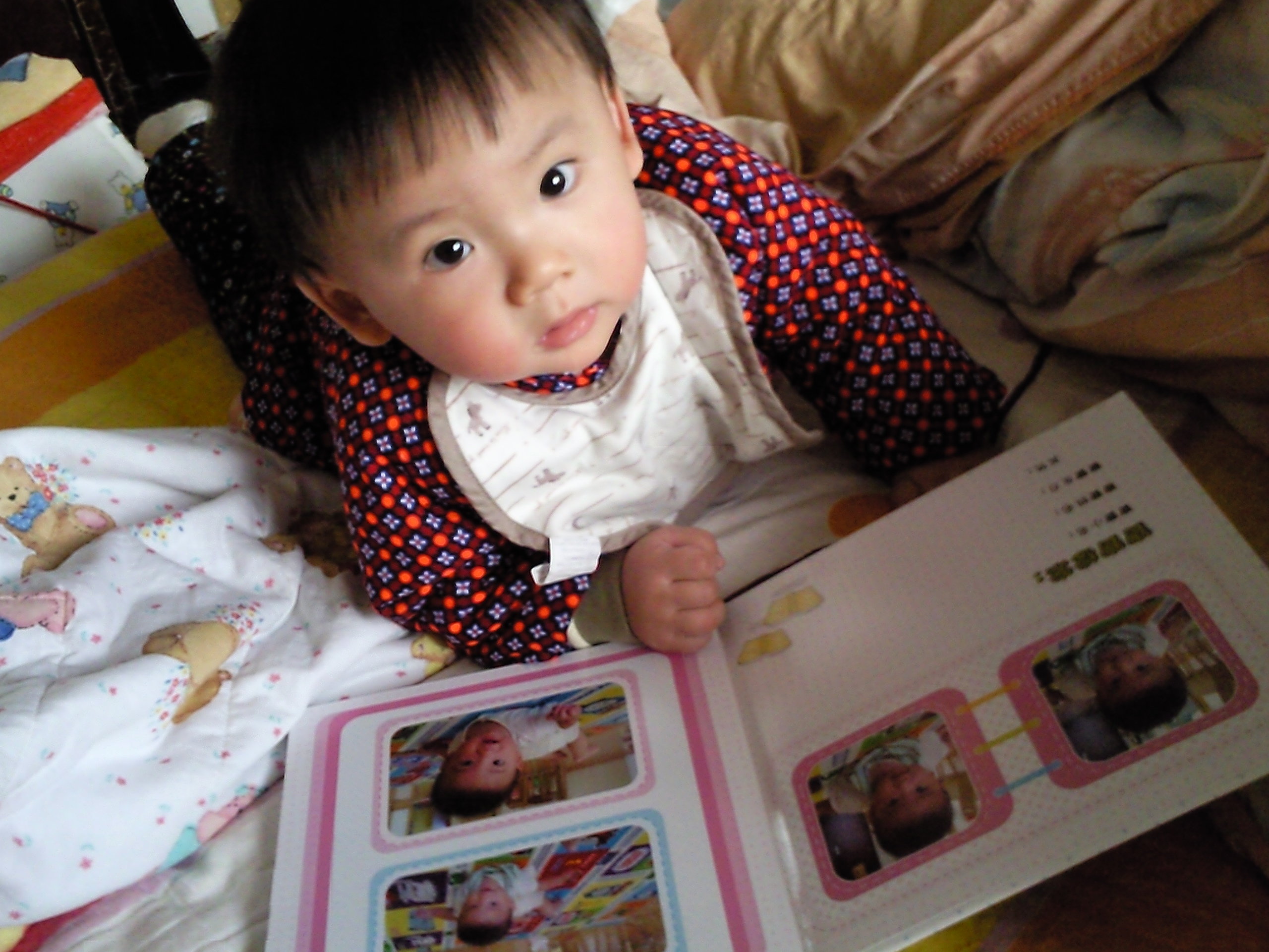 兒子你看什么呢，媽咪給你做了好東西，你要看的是照片書